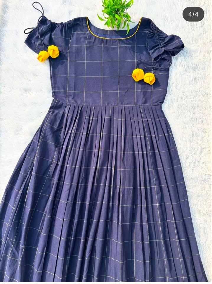 MX26 [ Deep navy elegance finished with sunshine yellow rose buds ]