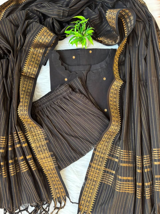 KS 18 [ Experience the luxury of this black lurex set ]