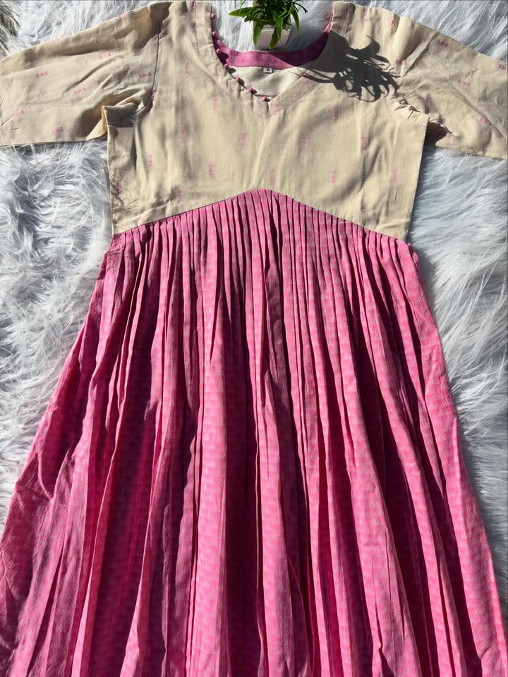MX 57 [ A graceful alia cut with flowing pleated silhouette ]